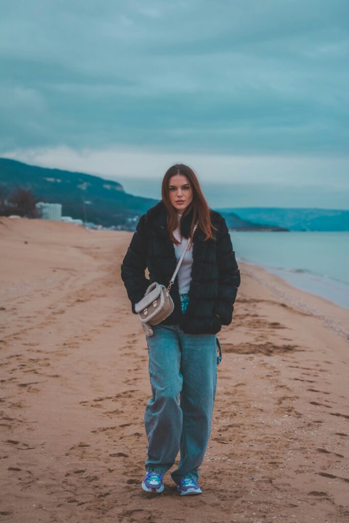 En 2025, c'est la coupe large qui est à la mode pour les jeans de femmes !